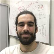 Profesor de estadística imparte clases a primeros años de universidad